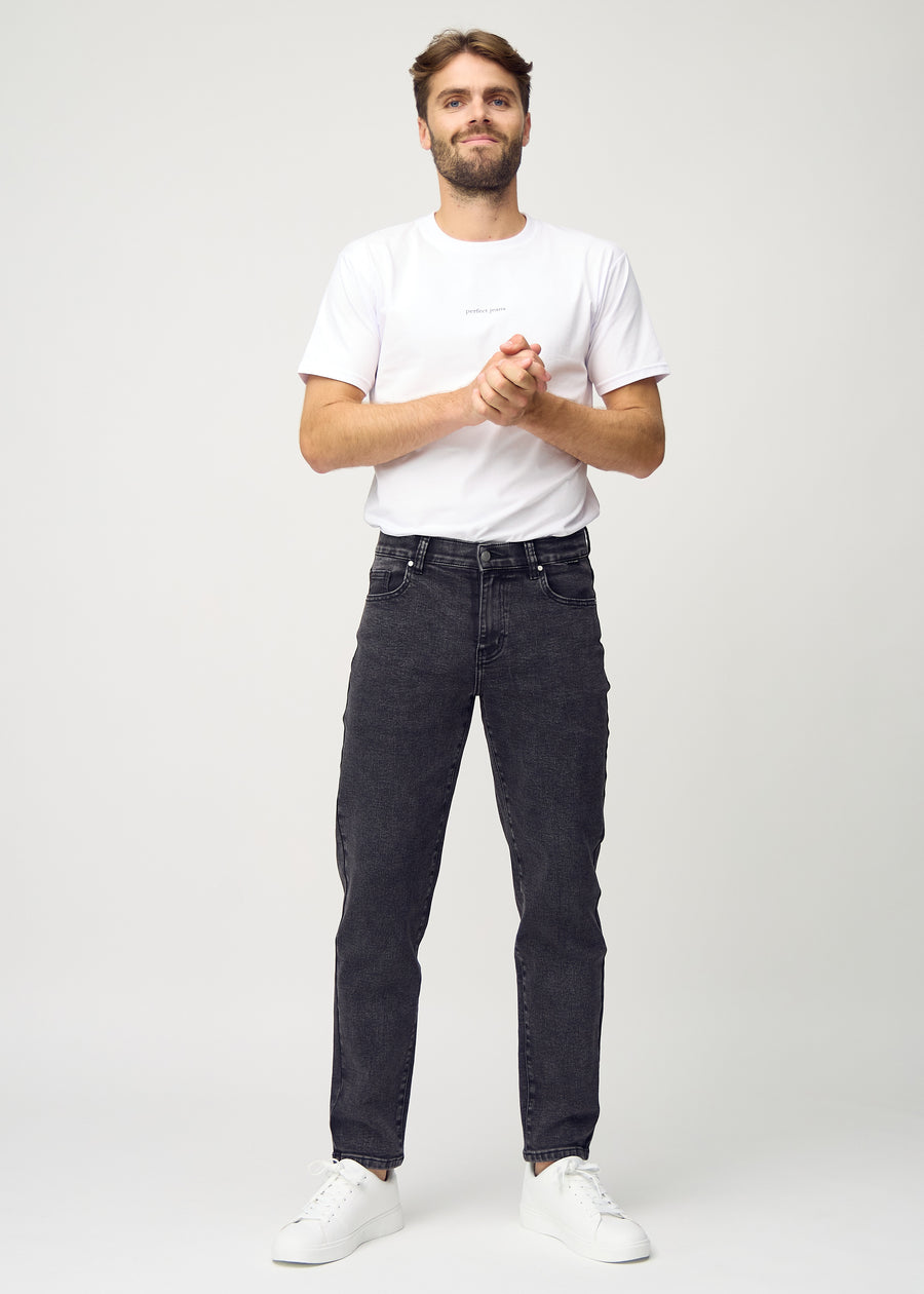 Ganzkörperbild eines Models in dunkelgrauem Denim regular jeans.