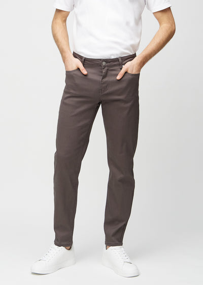Graubraune regular jeans, Modellname Thunders, die am Bein gerade nach unten verlaufen, von vorne gesehen.