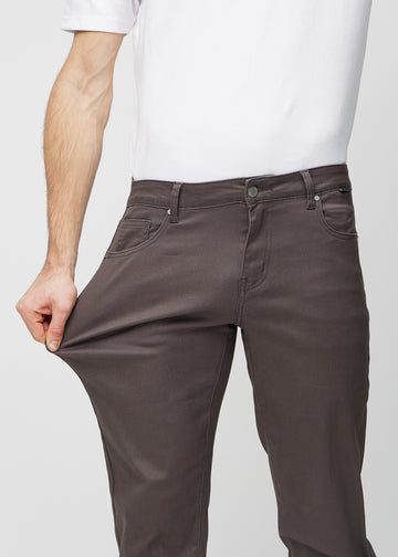 Das Model dehnt die Jeans am Oberschenkel, um den Stretch zu zeigen.