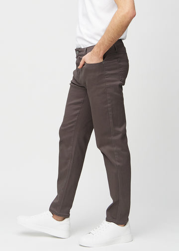 Graubraune regular jeans von der Seite am Model gesehen.