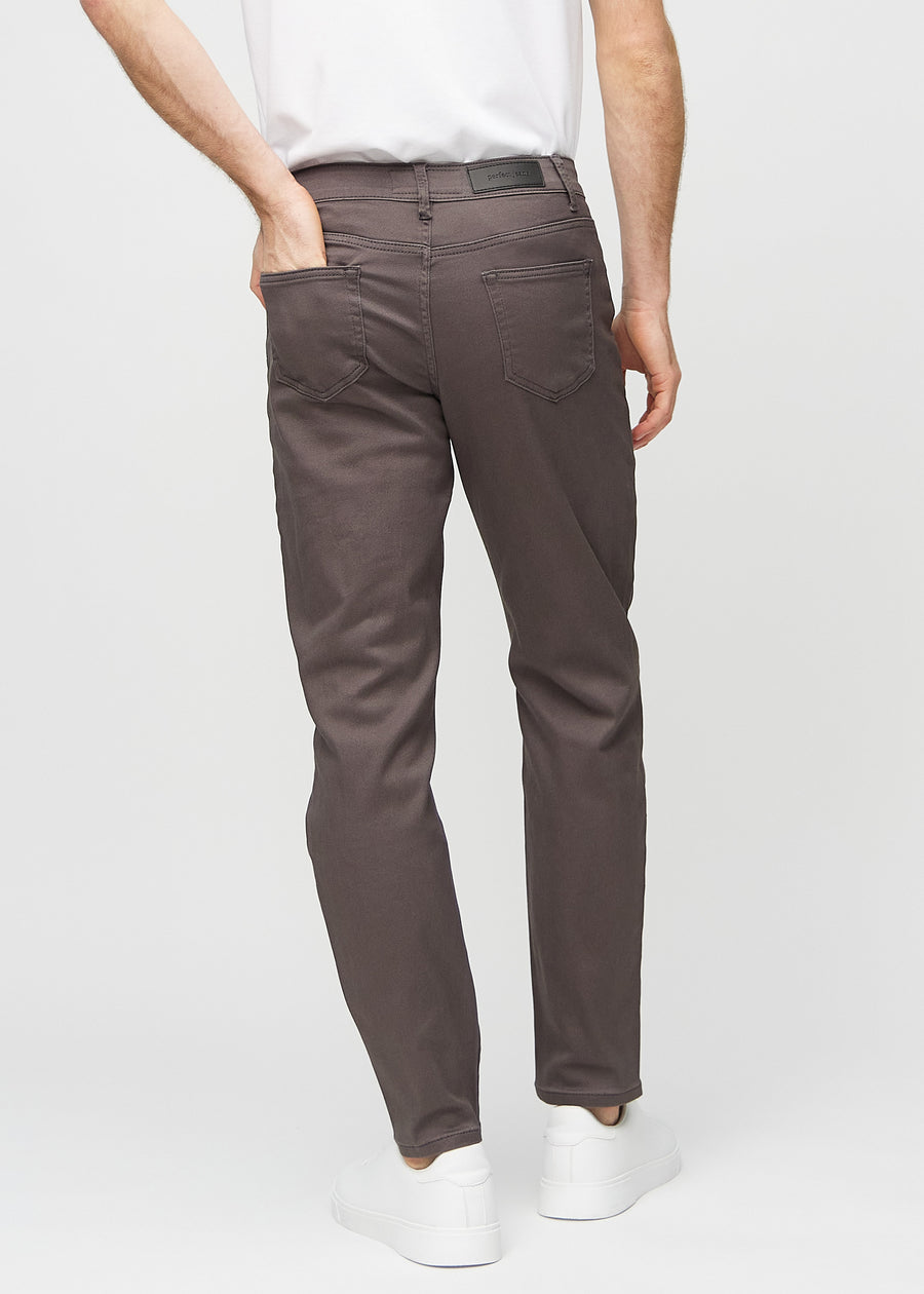 Graubraune regular jeans von hinten gesehen, damit man das gesamte Produkt sehen kann.
