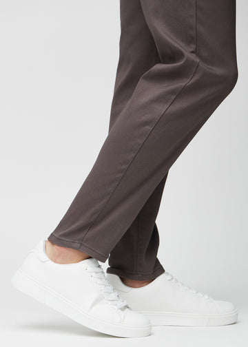 Die Knöchel eines Models, damit man sehen kann, wie locker die Jeans sitzt.
