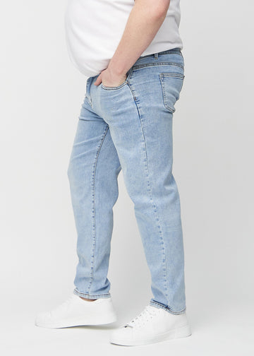 Heller Denim regular jeans von der Seite an einem Plus-Size-Model gesehen.