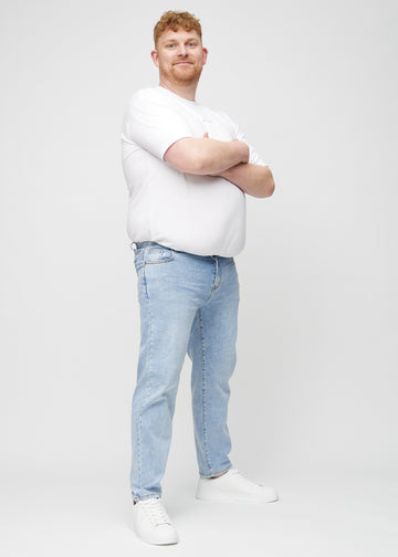 Ganzkörperbild eines Plus-Size-Models in hellem Denim regular jeans.