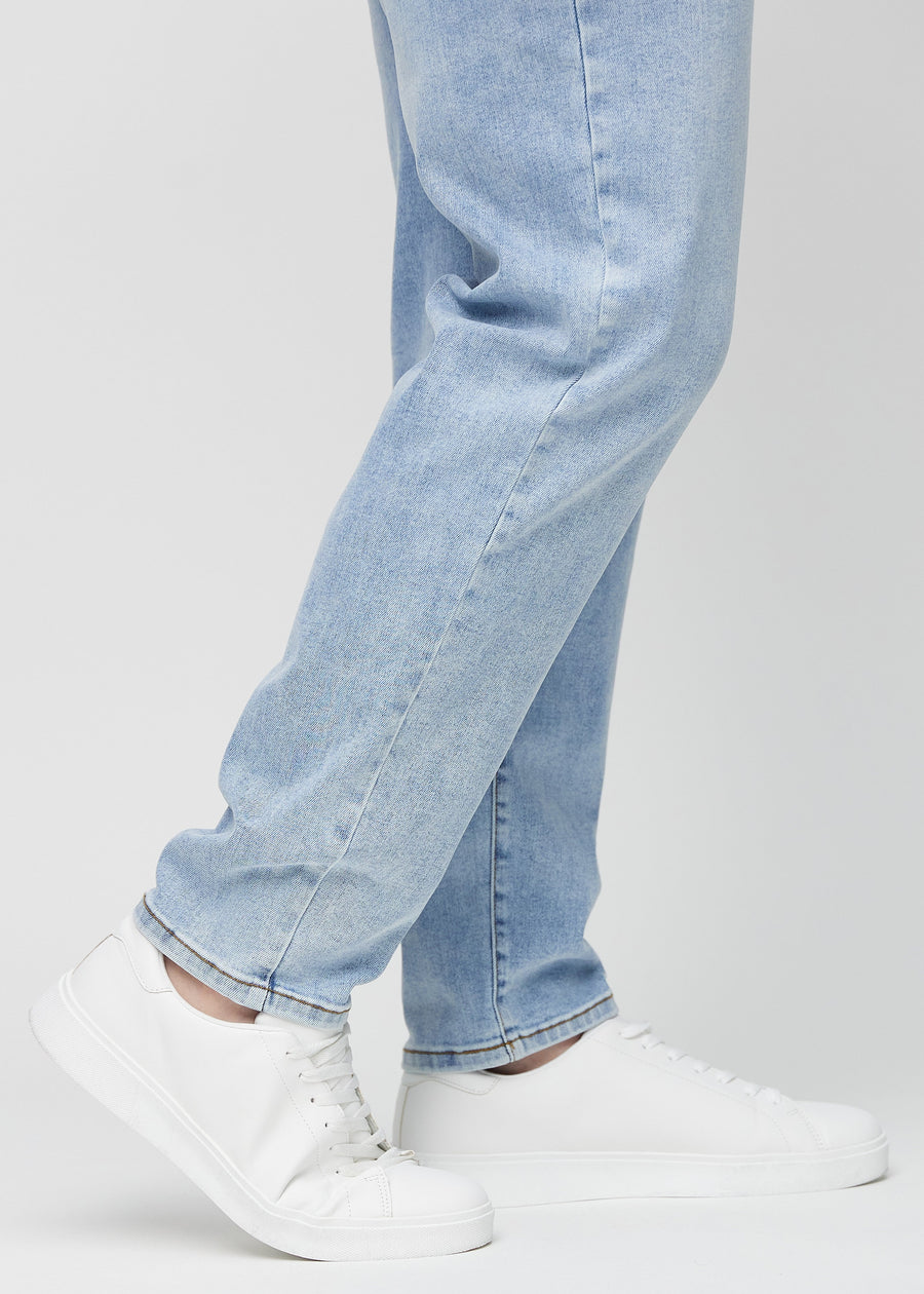 Die Knöchel eines Plus-Size-Models, sodass man sehen kann, wie locker die Jeans sitzt.