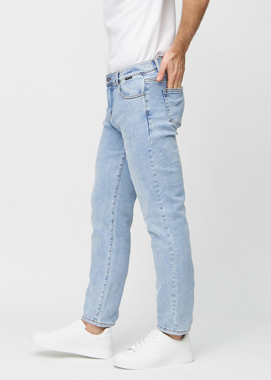 Heller Denim regular jeans von der Seite am Model gesehen.