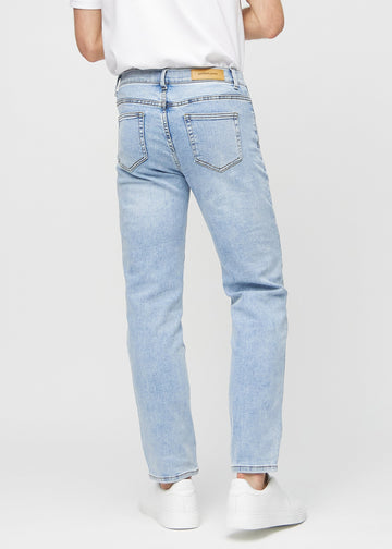 Heller Denim regular jeans von hinten gesehen, sodass man das gesamte Produkt sehen kann.