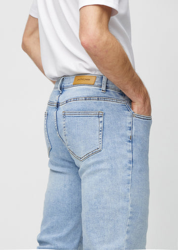 Heller Denim regular jeans von hinten in Nahaufnahme, um Details zu zeigen.
