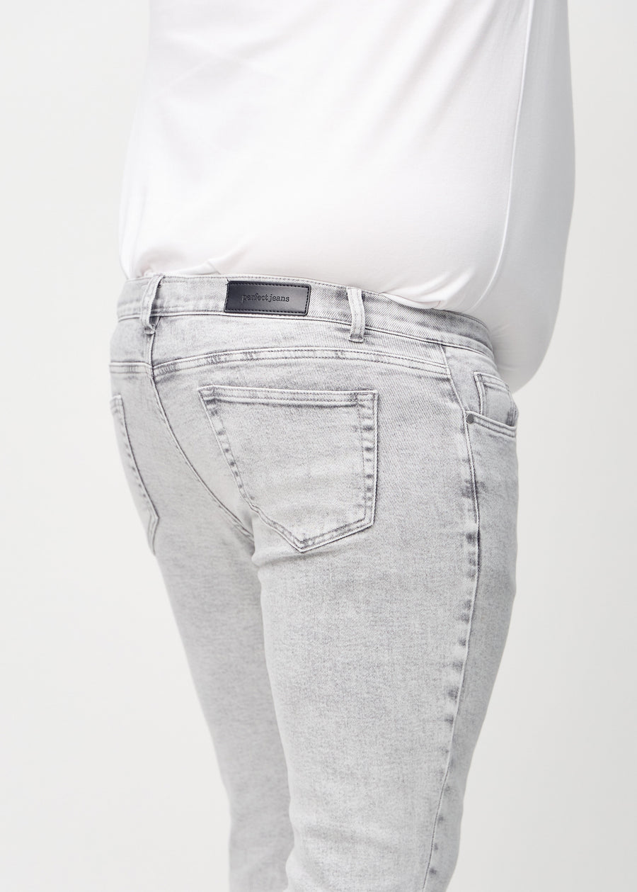 Nahaufnahme von hinten von hellgraue Denim-Jeans im Slim Fit an einem Plus-Size-Model, die Details zeigt.