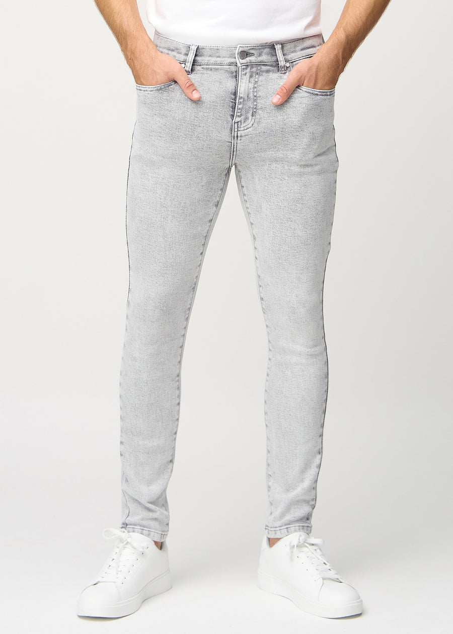 Hellgraue Denim-Jeans im Slim Fit, Modell Ashes, die eng an den Beinen anliegen, von vorne gesehen.