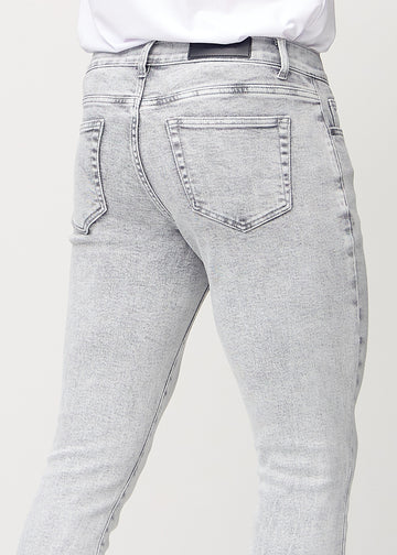 Nahaufnahme von hinten von hellgraue Denim-Jeans im Slim Fit, die Details zeigt.