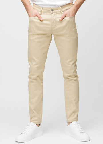 Beigefarbene Jeans im Slim Fit, Modell Gazelles, die eng an den Beinen anliegen, von vorne gesehen.