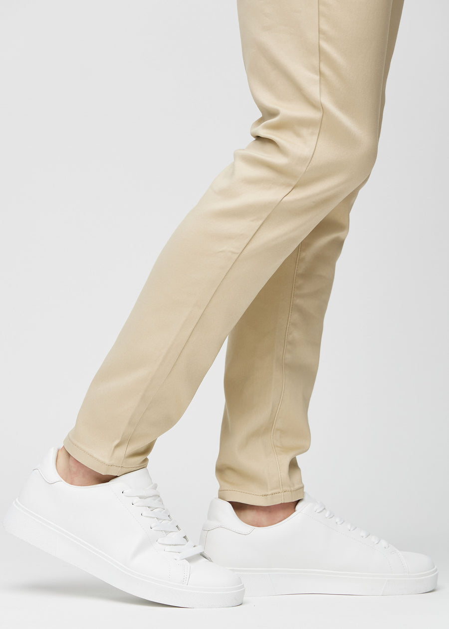Knöchelbereich eines Models, der zeigt, wie eng die Jeans anliegen.