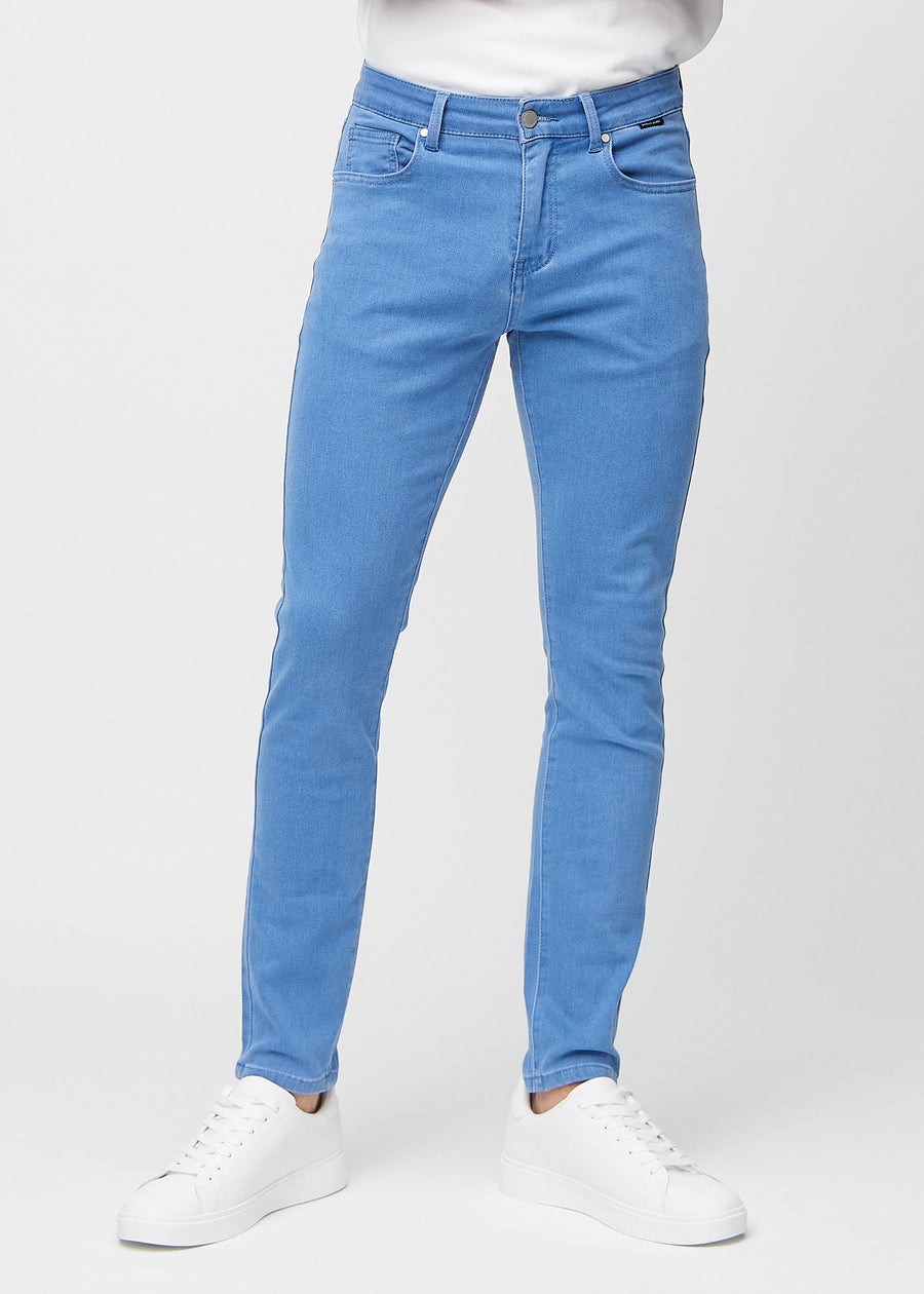 Blaue Jeans im Slim Fit, Modell Geraniums, die eng an den Beinen anliegen, von vorne gesehen.