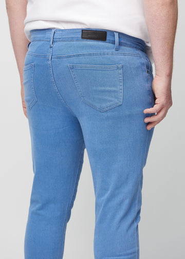 Nahaufnahme von hinten von blaue Jeans im Slim Fit an einem Plus-Size-Model, die Details zeigt.