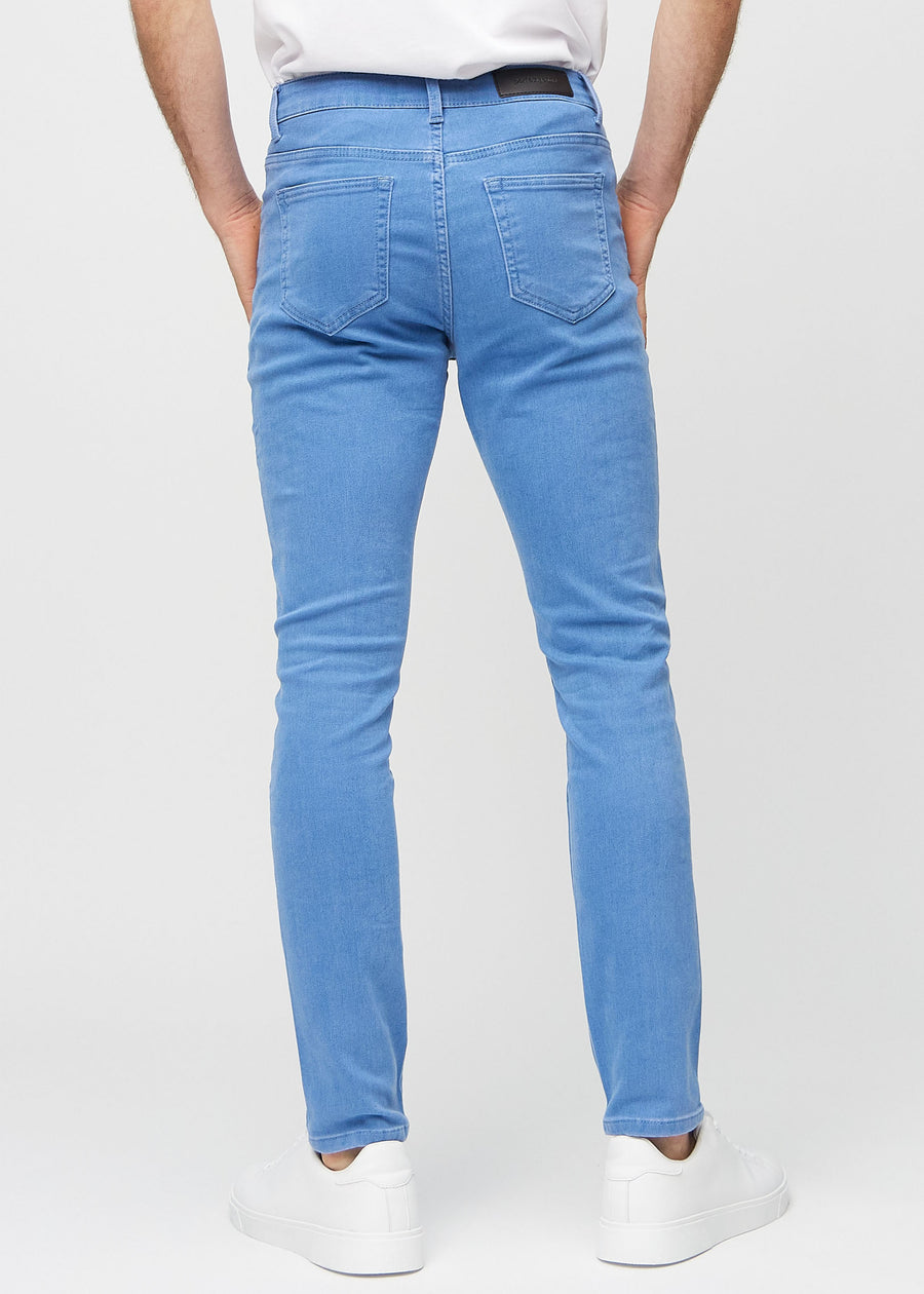 Blaue Jeans im Slim Fit, von hinten gesehen, um die gesamte Jeans zu zeigen.