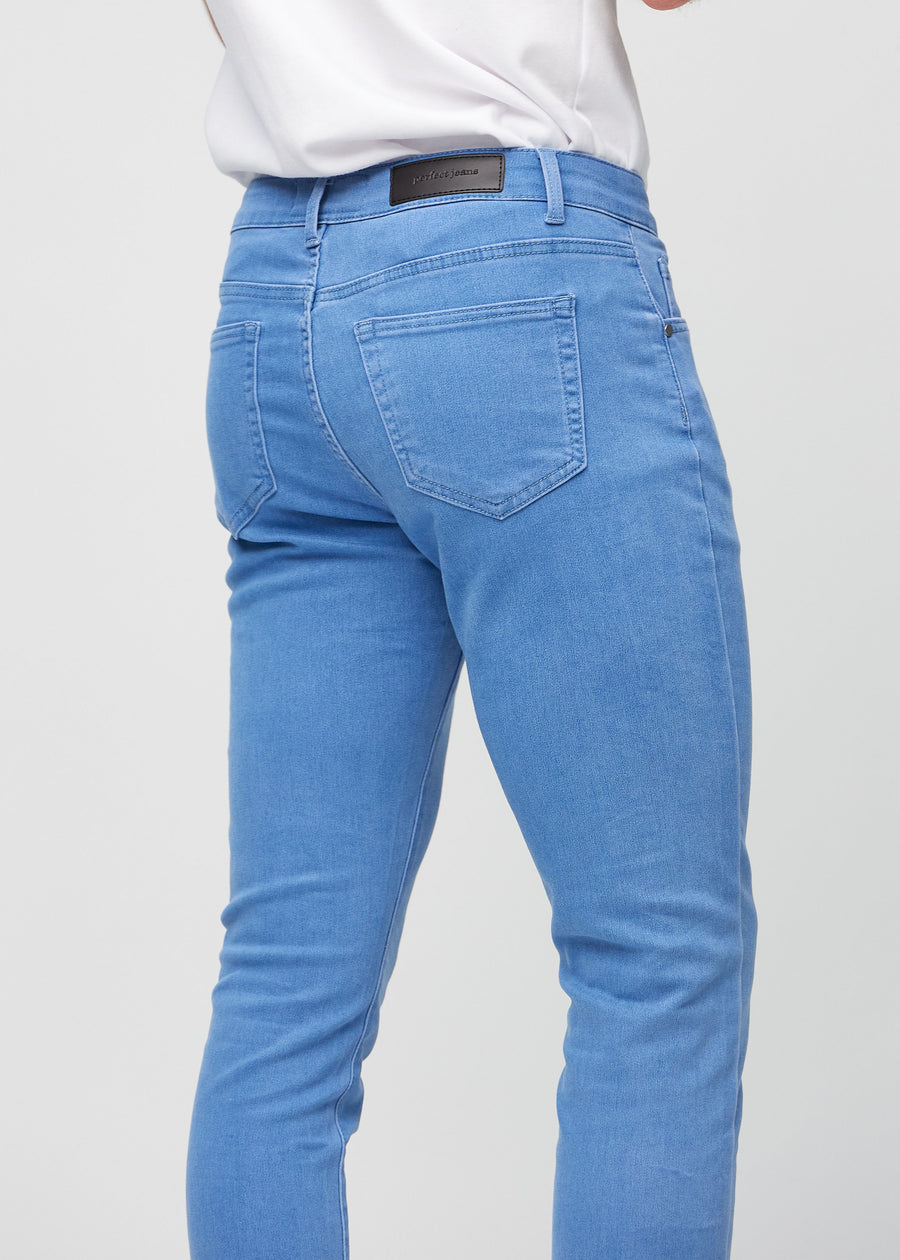 Nahaufnahme von hinten von blaue Jeans im Slim Fit, die Details zeigt.