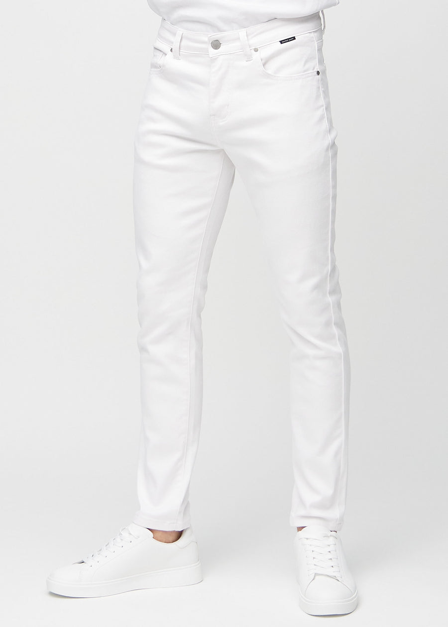 Weiße Jeans im Slim Fit, Modell Marguerites, die eng an den Beinen anliegen, von vorne gesehen.