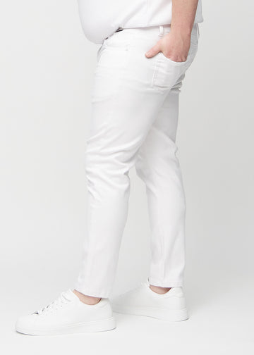 Weiße Jeans im Slim Fit, von der Seite an einem Plus-Size-Model gesehen.