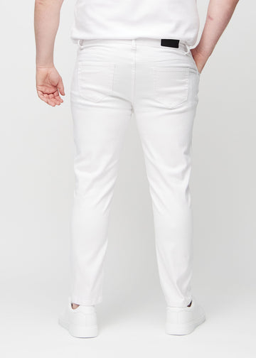 Weiße Jeans im Slim Fit, von hinten an einem Plus-Size-Model gesehen, um die gesamte Jeans zu zeigen.