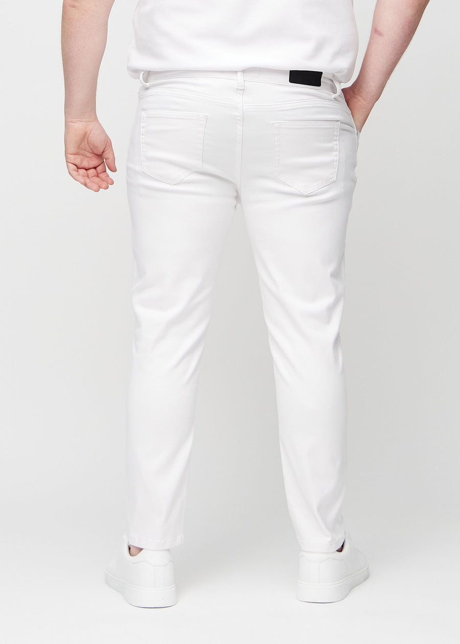 Weiße Jeans im Slim Fit, von hinten an einem Plus-Size-Model gesehen, um die gesamte Jeans zu zeigen.