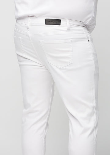 Nahaufnahme von hinten von weiße Jeans im Slim Fit an einem Plus-Size-Model, die Details zeigt.