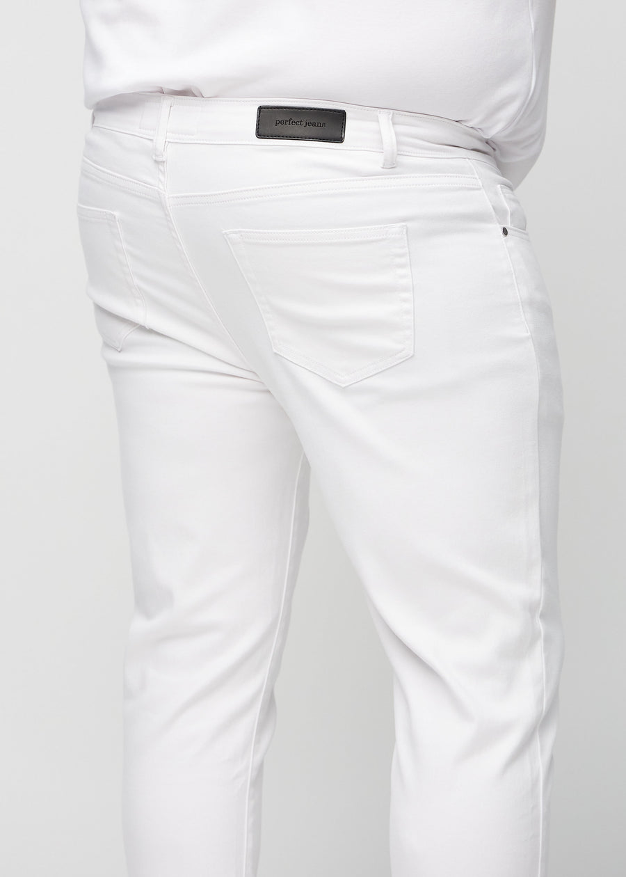 Nahaufnahme von hinten von weiße Jeans im Slim Fit an einem Plus-Size-Model, die Details zeigt.