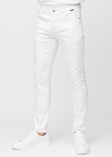 Weiße Jeans im Slim Fit, Modell Marguerites, die eng an den Beinen anliegen, von vorne gesehen.