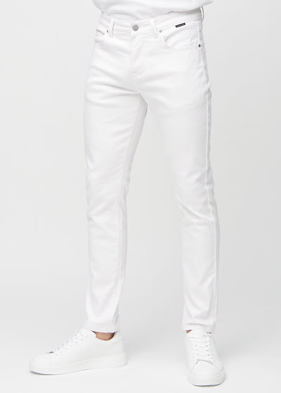 Weiße Jeans im Slim Fit, Modell Marguerites, die eng an den Beinen anliegen, von vorne gesehen.