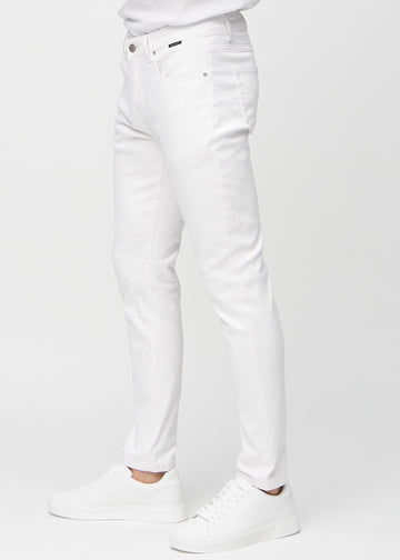 Weiße Jeans im Slim Fit, von der Seite an einem Model gesehen.