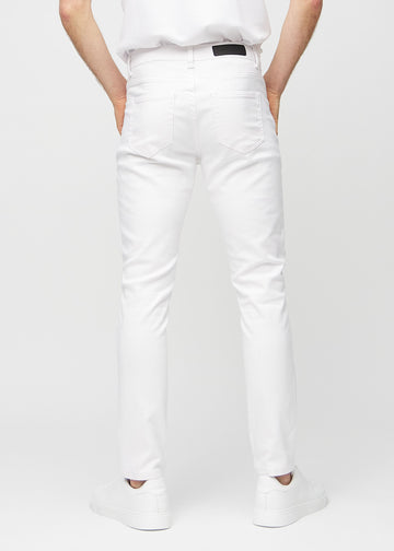 Weiße Jeans im Slim Fit, von hinten gesehen, um die gesamte Jeans zu zeigen.