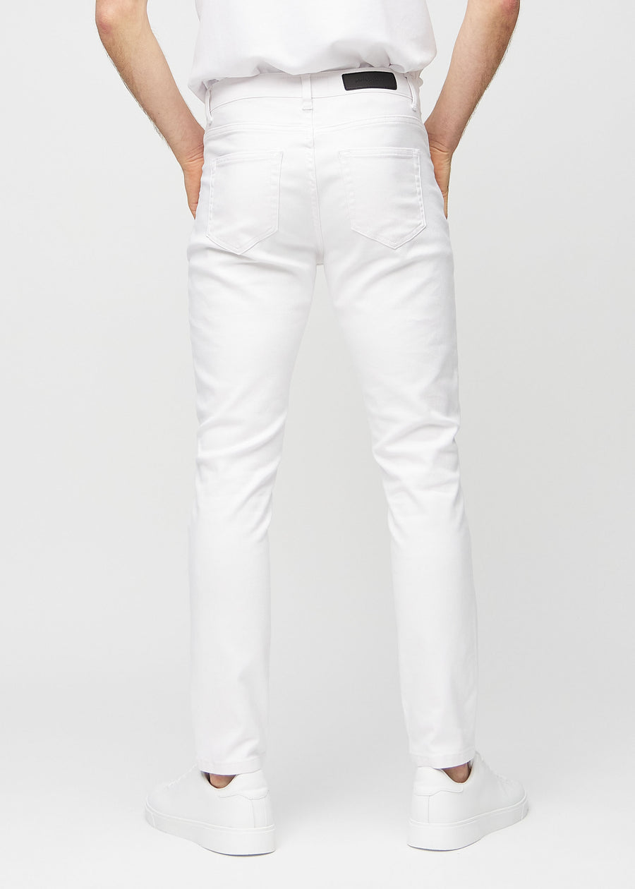 Weiße Jeans im Slim Fit, von hinten gesehen, um die gesamte Jeans zu zeigen.