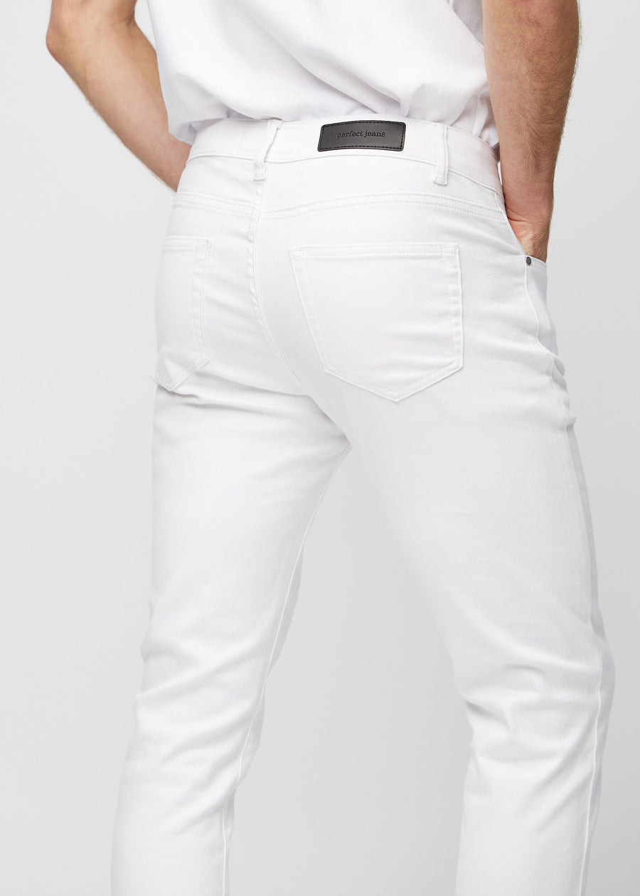 Nahaufnahme von hinten von weiße Jeans im Slim Fit, die Details zeigt.