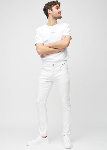 Ganzkörperaufnahme eines Models in weiße Jeans im Slim Fit.