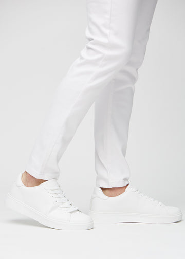Knöchelbereich eines Models, der zeigt, wie eng die Jeans anliegen.