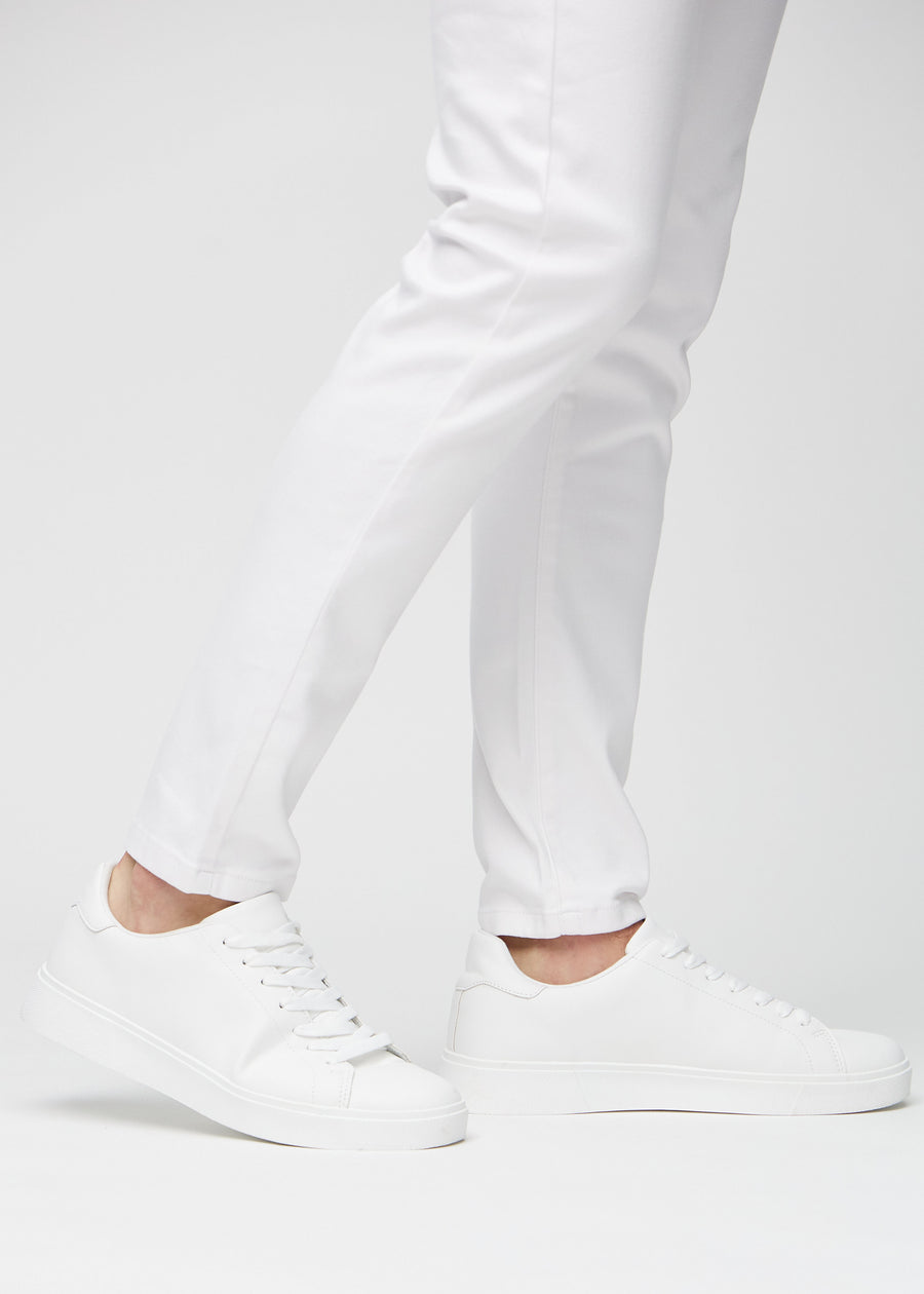 Knöchelbereich eines Models, der zeigt, wie eng die Jeans anliegen.
