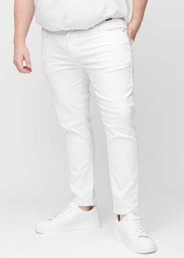 Weiße Jeans im Slim Fit, Modell Marguerites, die an einem Plus-Size-Model eng an den Beinen anliegen, von vorne gesehen.