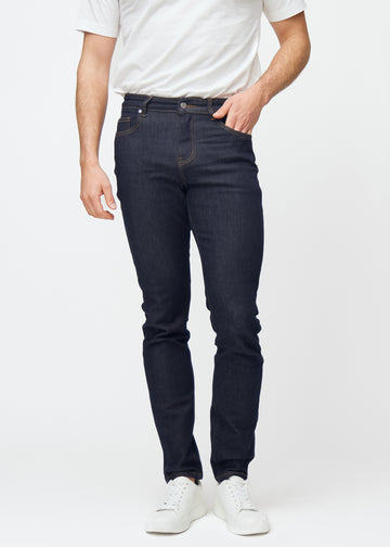 Tief dunkelblaue Denim jeans für Herren in der Farbe Midnights mit slim Passform, die natürlich an der Hüfte sitzt und den Beinen enger folgt, von vorne gesehen.
