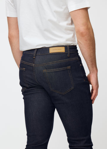 Tief dunkelblaue Denim jeans für Herren in der Farbe Midnights von hinten aus der Nähe gesehen, um Passform und Details zu zeigen.