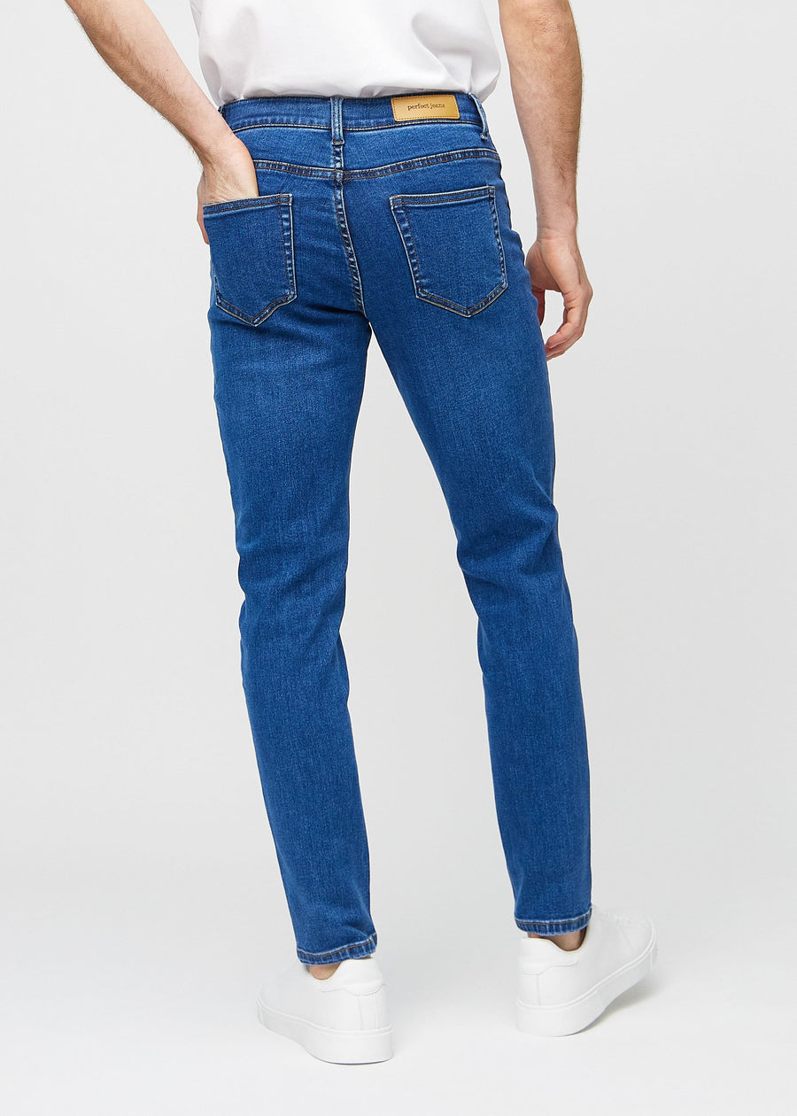 Dunkelblaue Denim-Jeans im Slim Fit, von hinten gesehen, um die gesamte Jeans zu zeigen.