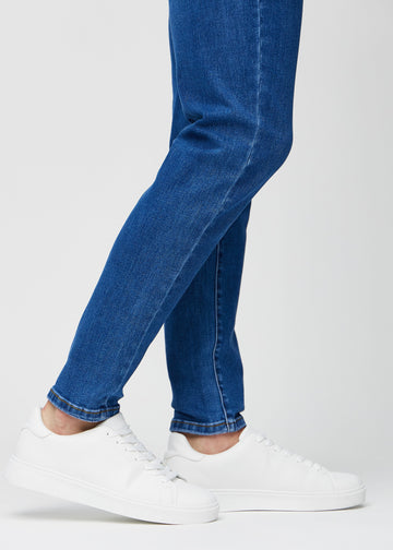 Knöchelbereich eines Models, der zeigt, wie eng die Jeans anliegen.