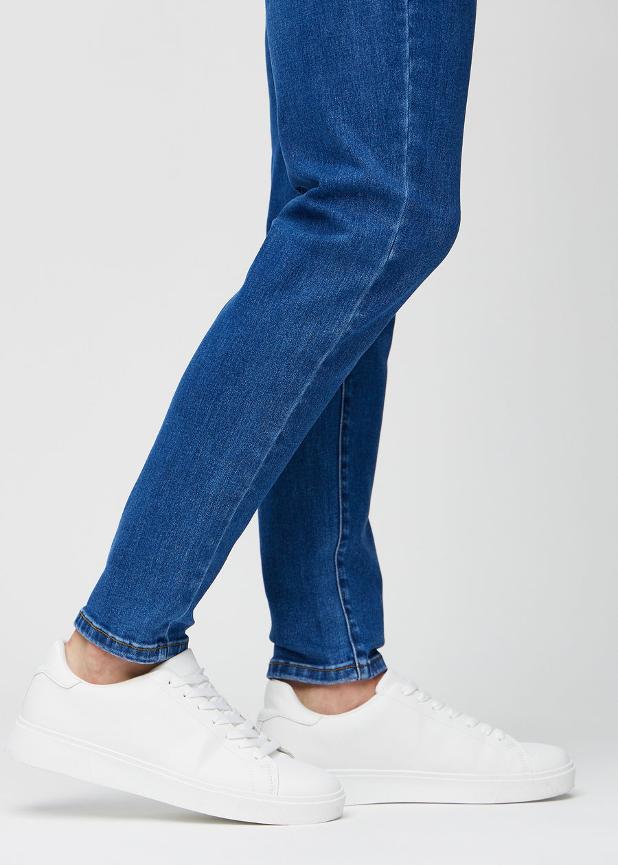 Knöchelbereich eines Models, der zeigt, wie eng die Jeans anliegen.