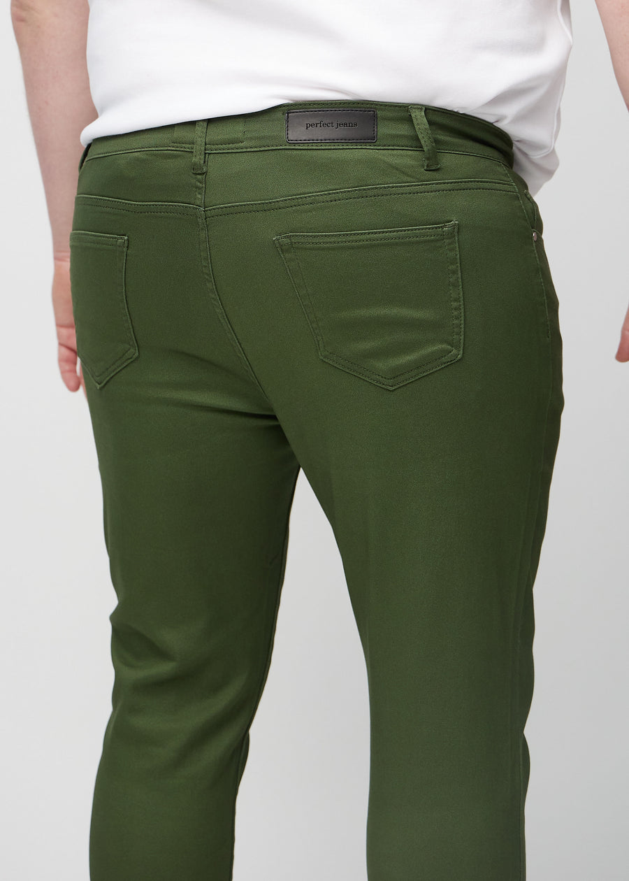Nahaufnahme von hinten von dunkelgrüne Jeans im Slim Fit an einem Plus-Size-Model, die Details zeigt.