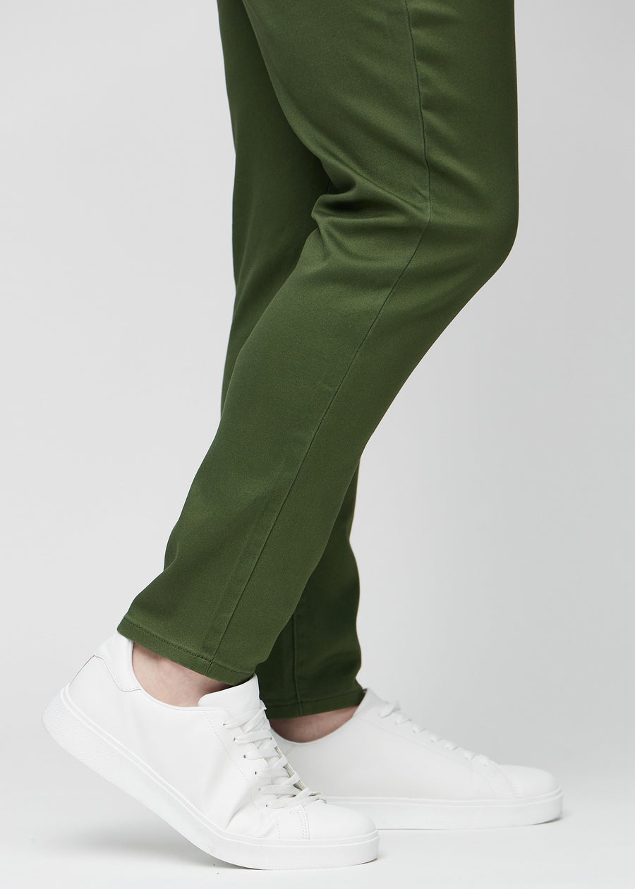 Knöchelbereich eines Plus-Size-Models, der zeigt, wie eng die Jeans anliegen.