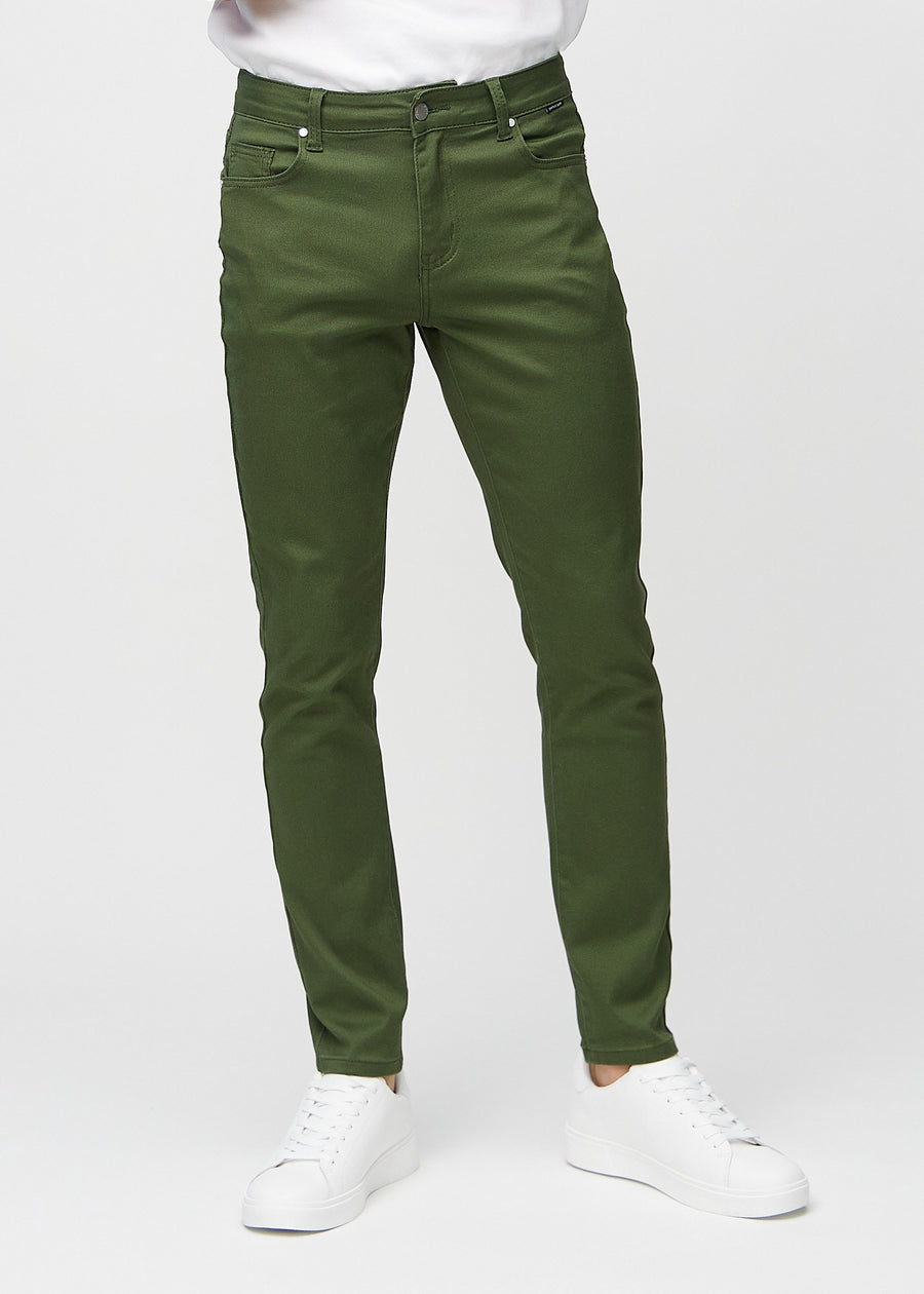 Dunkelgrüne Jeans im Slim Fit, Modell Renewals, die eng an den Beinen anliegen, von vorne gesehen.