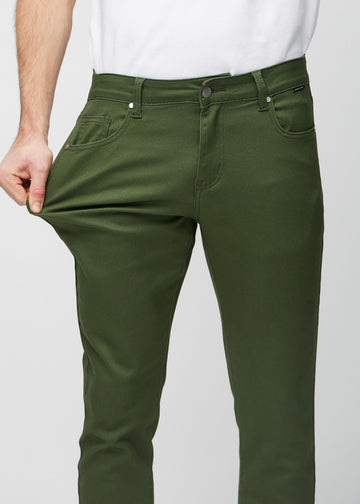 Ein Model dehnt die Jeans am Oberschenkel, um den Stretch des Materials zu zeigen.