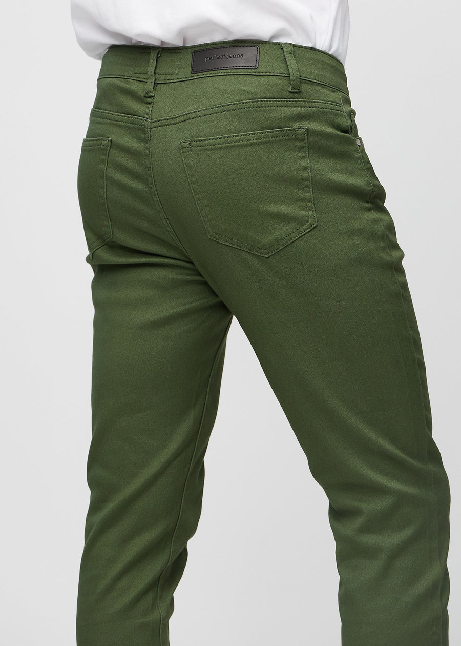 Nahaufnahme von hinten von dunkelgrüne Jeans im Slim Fit, die Details zeigt.