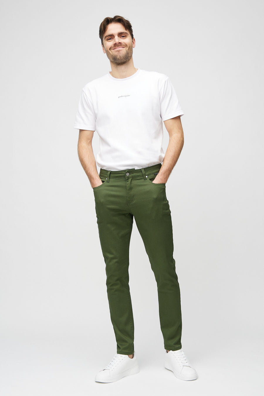 Ganzkörperaufnahme eines Models in dunkelgrüne Jeans im Slim Fit.