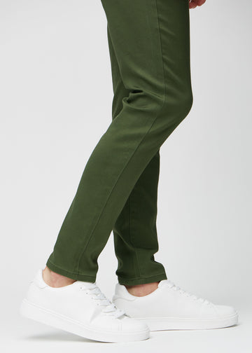 Knöchelbereich eines Models, der zeigt, wie eng die Jeans anliegen.