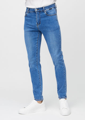Blaue Denim-Jeans im Slim Fit, Modell Rivers, die eng an den Beinen anliegen, von vorne gesehen.